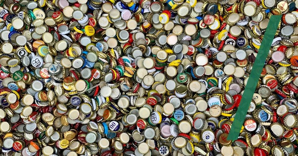 Foto: Hunderte gebrauchte Kronkorken in vielen Farben, dicht an dicht. Reiner Knudsen/Unsplash