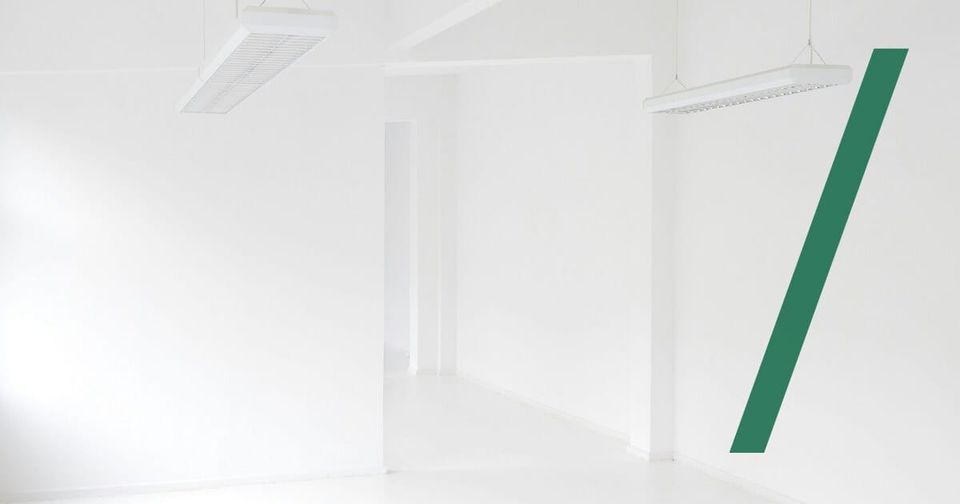 Foto: Ein leerer, ganz in Weiß gehaltener Raum mit zwei hängenden Deckenleuchten. R_ R/Unsplash