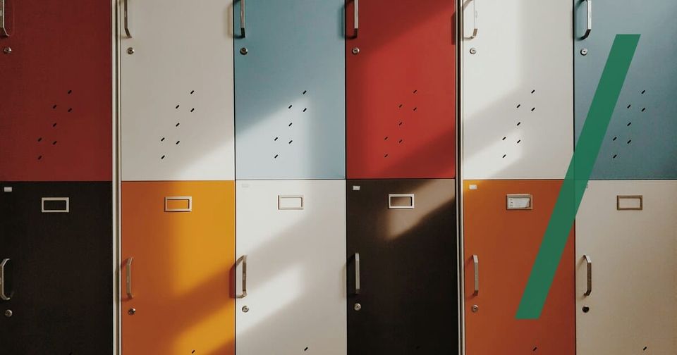 Foto: Eine Wand aus Metallspinden in verschiedenen Farben, Rot, Cremeweiß, Blau, Orange und Schwarz, in Reihen nebeneinander. moren hsu/Unsplash