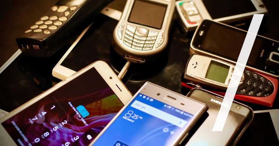 Foto: Haufen gebrauchter Mobiltelefone verschiedener Generationen. Eirik Solheim/Unsplash