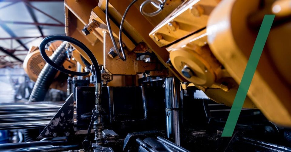 Foto: Automatische Bandsäge mit Kühlmittel schneidet Metallrohre. Getty Images/Unsplash+