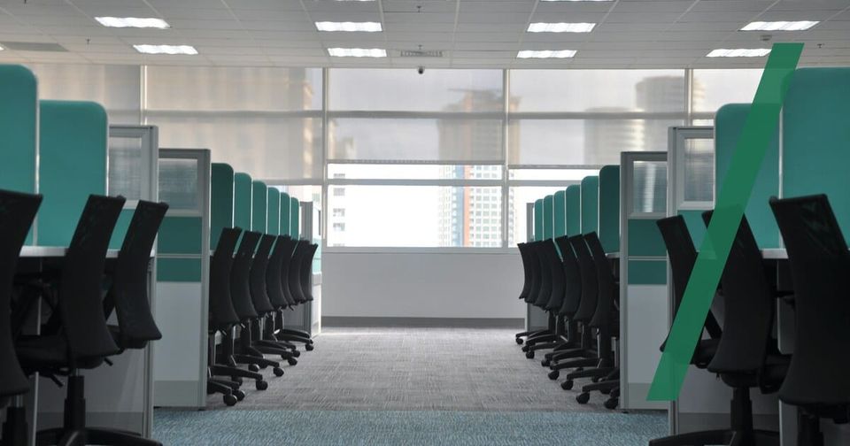 Foto: Leere Arbeitsplätze mit Bürostühlen in einem Großraumbüro. kate.sade/Unsplash