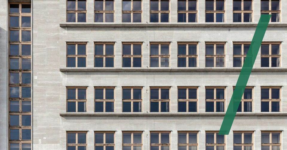 Foto: Frontale Ansicht einer Betonfassade mit gleichmäßig angeordneten Fenstern. Pawel Czerwinski/Unsplash