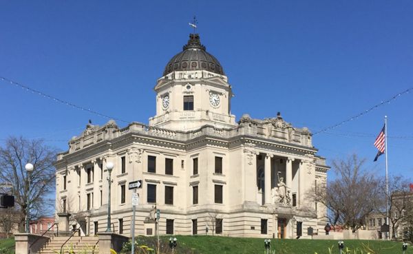 Indiana primary elections on May 7 start with early voting in Monroe County on April 9. This Limestone Post voter guide inclu