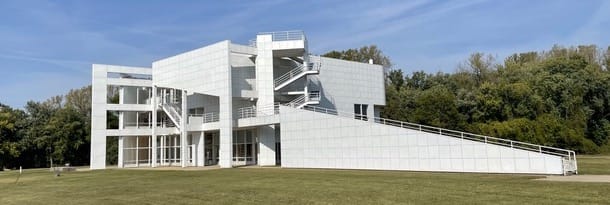 The Atheneum Visitor Center, designed by Richard Meier, opened in 1979. Meier’s drawings for the Atheneum are part of the architecture collection in New York’s Museum of Modern Art. | Photo by Laurie D. Borman 