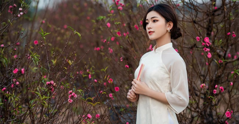 chụp ảnh với hoa đào.jpg