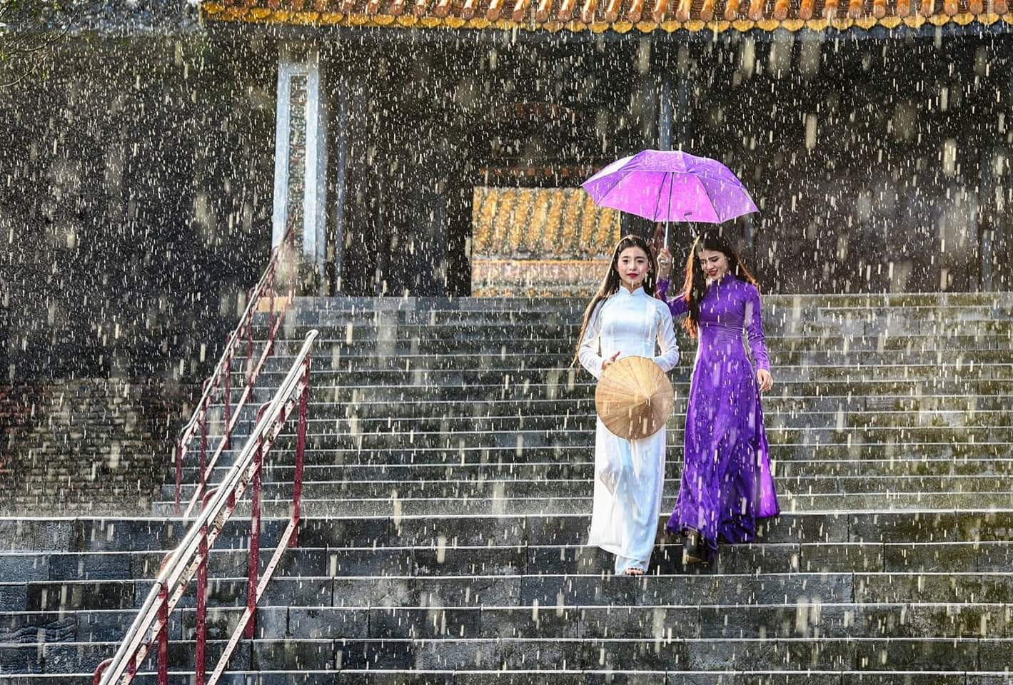 Hue-tourism-in-the-rainy-season-to-visit-Hue-museum-.jpeg