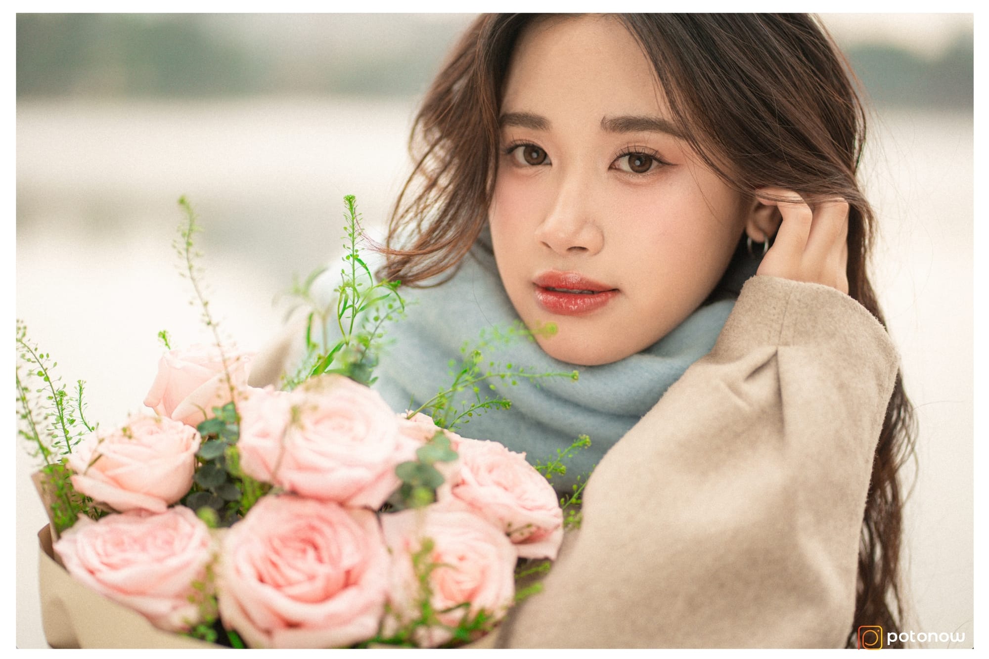 Tựa cằm lên bó hoa.jpg