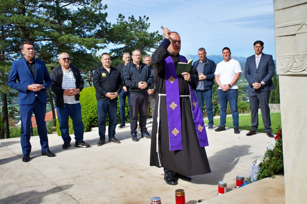 DAN DRŽAVNOSTI: Vijenci i svijeće na Topani, Kolovrat uputio čestitku: "S ponosom se prisjećamo žrtve Imoćana u obrani domovine"