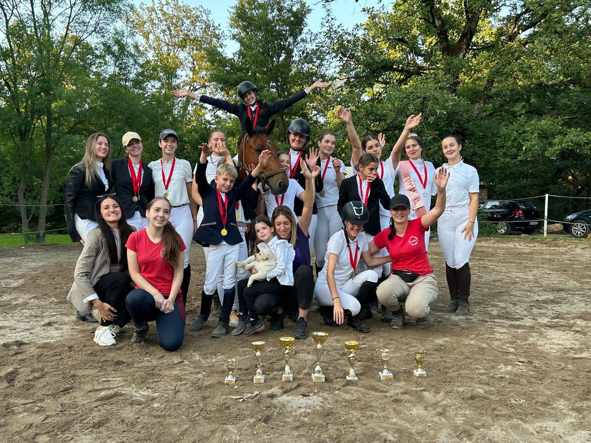 Konjički klub Stina iz Gruda ugostio pedeset parova u preskakanju prepona