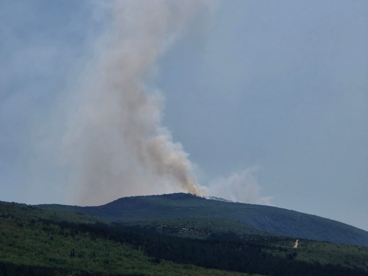 SOVIĆI: Peti dan borbe protiv vatrene stihije, požar gase helikopter i air tractor