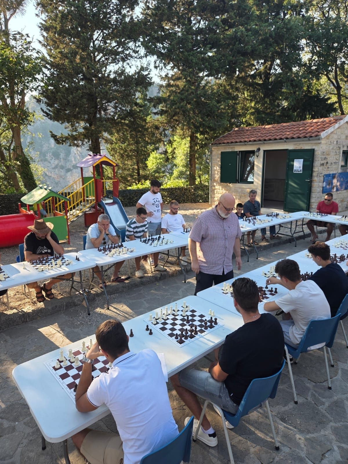FOTO Šahovska atrakcija na Modrom jezeru uspješno završena, čak četiri remija s majstorom Šalom