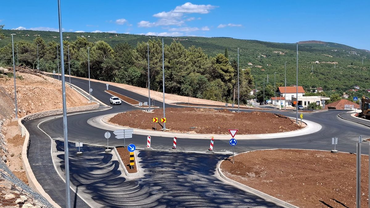 FOTO/VIDEO Radovi kružnog raskrižja (rotora) na glavnom ulazu u Imotski u završnoj fazi