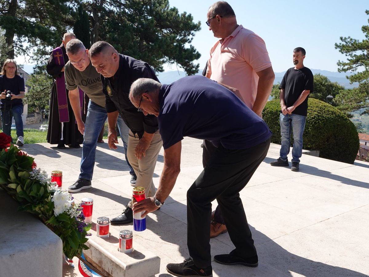 FOTO/VIDEO Proslava Dana Grada započela budnicom HPO Gradske glazbe Imotski i polaganjem vijenaca na spomen križu na Topani