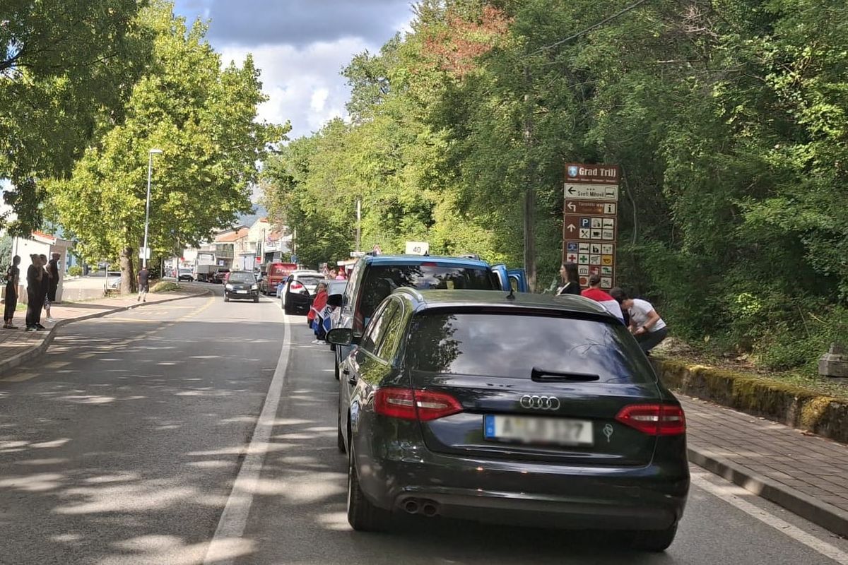 Kolona u Trilju ne pomiče se već sat vremena, jedan priveden zbog kršenja zabrane letenja