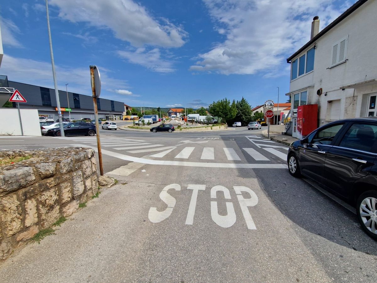 FOTO Vozači oprez: Od danas nova regulacija prometa na raskrižju kod spomenika Mercedesu