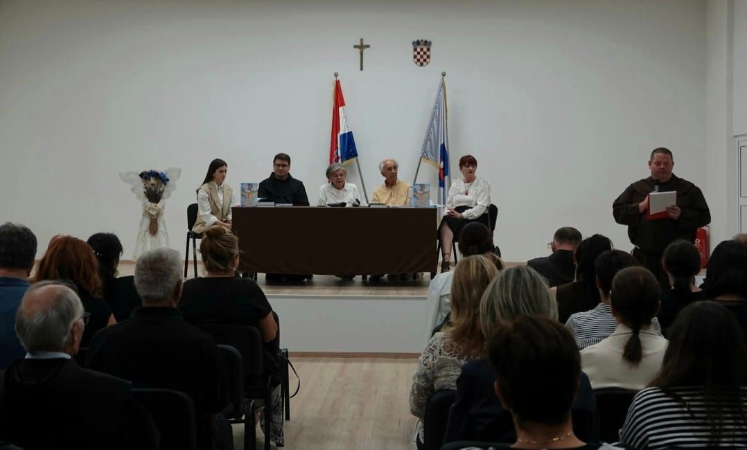 Predstavljena nova knjiga Vesne Ujević, fra Jerko Kolovrat: "Autorica nas vodi prema svjetlu koje dolazi iz Božje milosti"