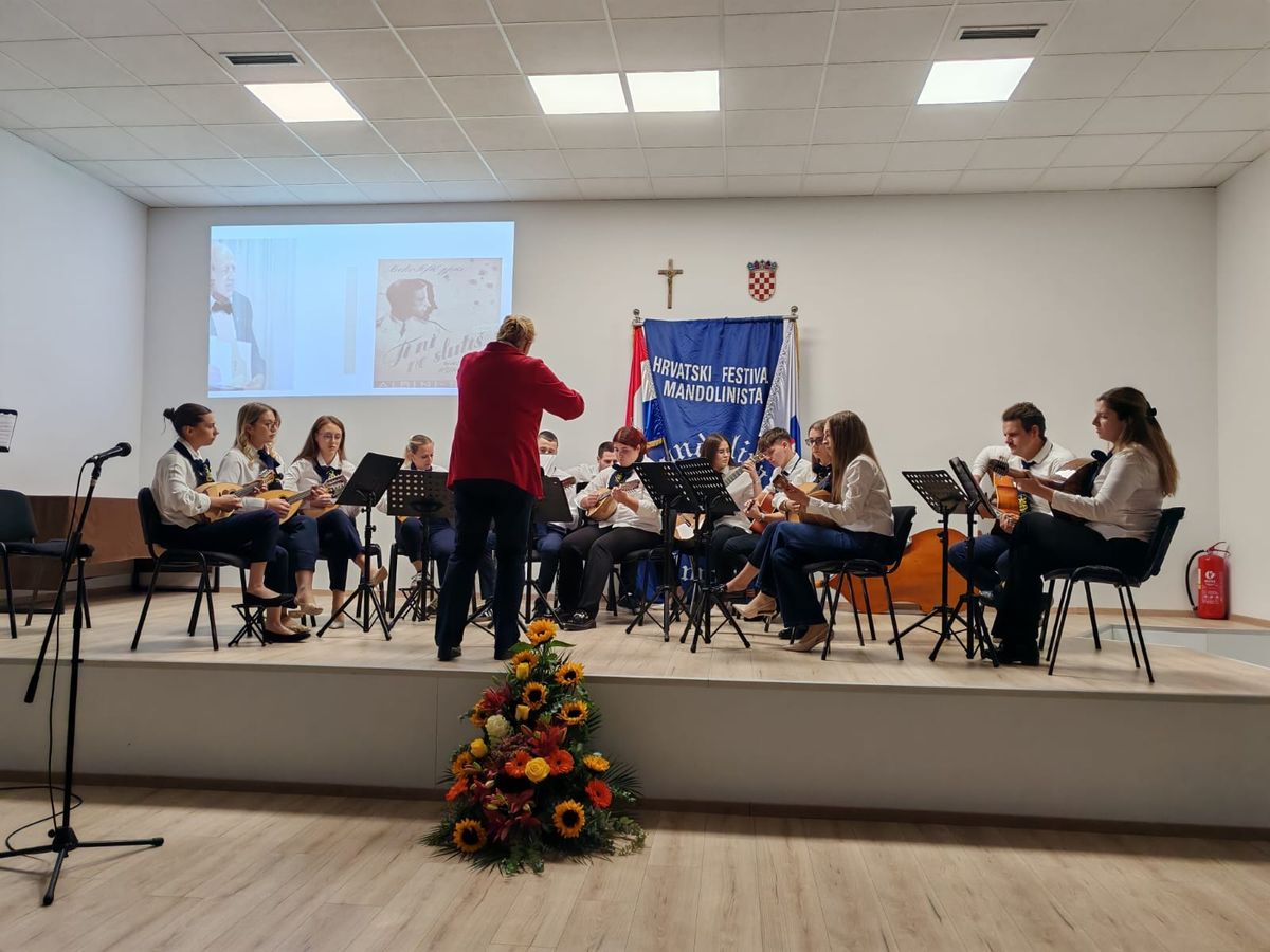 Svečano otvoren 29. Hrvatski festival mandolinista "Mandolina Imota" emotivnom večeri posvećenoj Ljubi Kuntariću