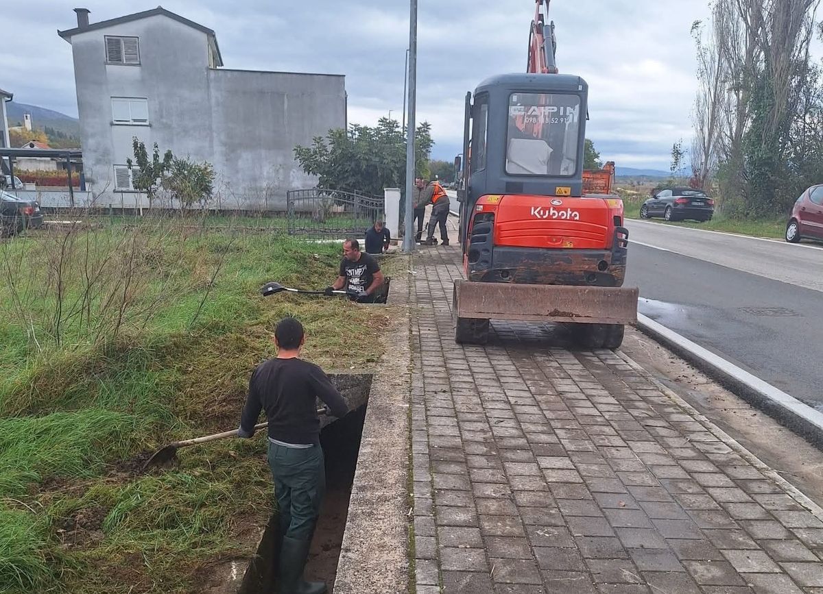 Grad Imotski nastavlja održavanje komunalne infrastrukture: očišćen odvodni kanal u Vinjanima Donjim