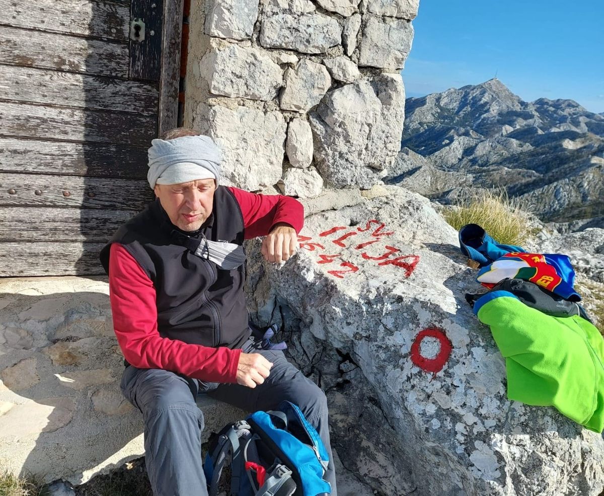 Bez vida, ali s planinarskim duhom: Prof. Željko Brdal osvojio vrh Sv. Ilije na Biokovi