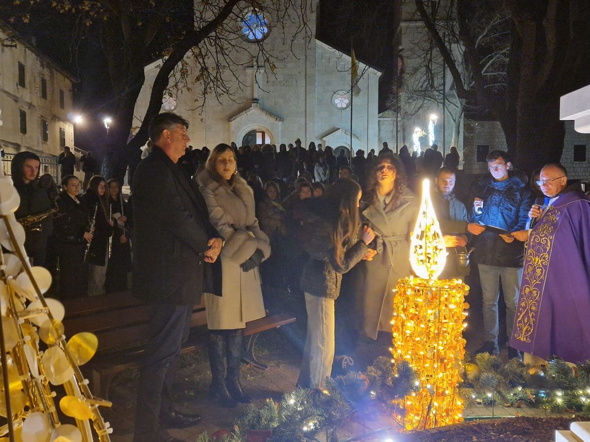 Kod župne crkve sv. Franje u Imotskom upaljena prva adventska svijeća