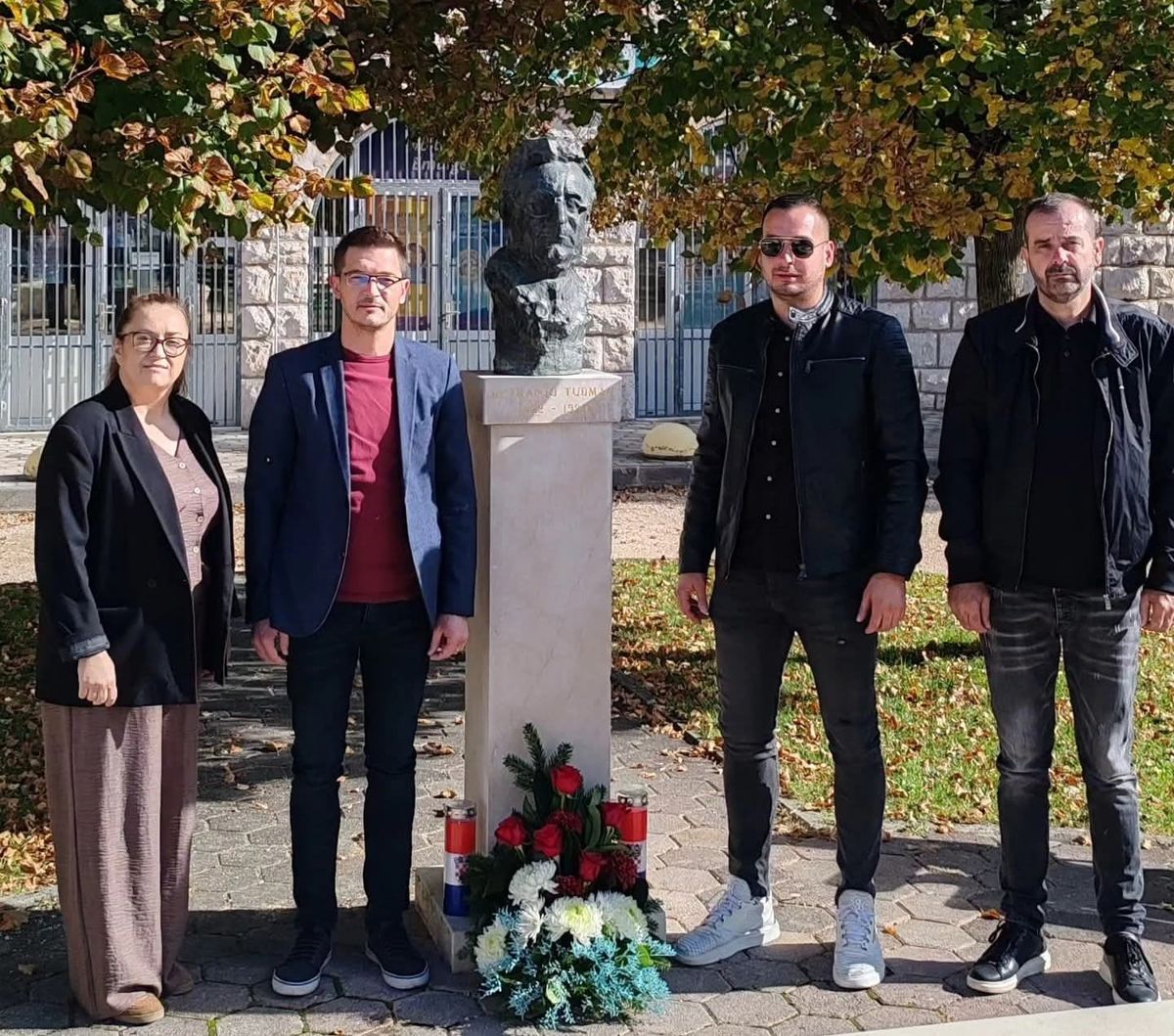 Čelnici Prološca položili cvijeće i zapalili svijeće za prvog hrvatskog predsjednika i sve branitelje