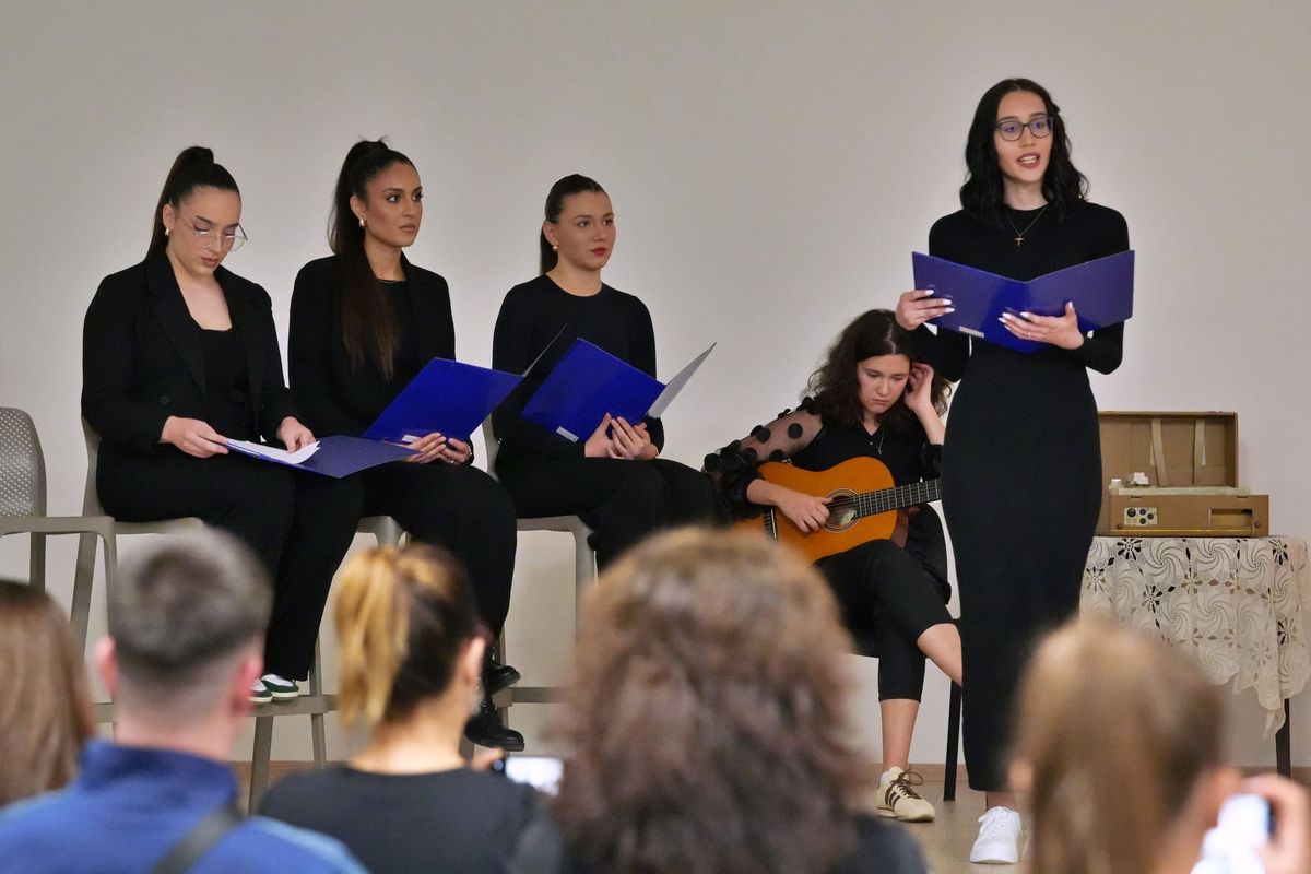 FOTO Prekrasnom izvedbom učenika srednje Ekonomske škole Imotski održana večer posvećena 70 - toj obljetnici smrti Tina Ujevića
