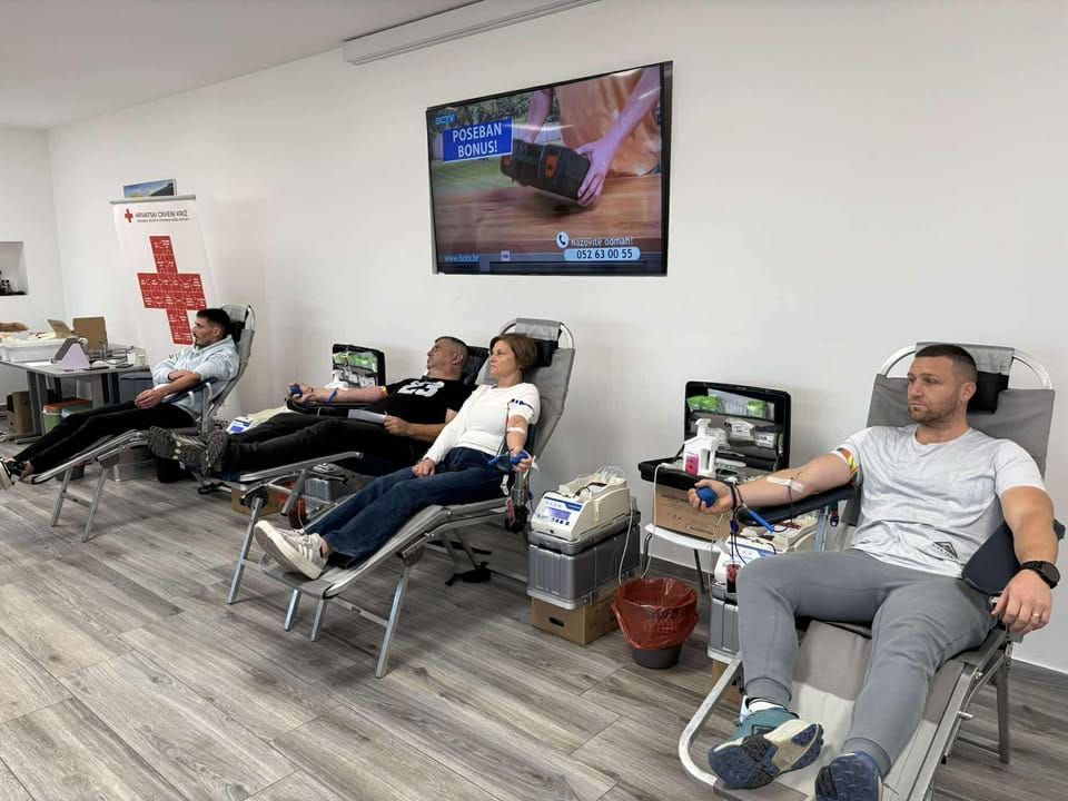 Na akciji darivanja krvi u Runovićima prikupljene 42 doze dragocjene tekućine