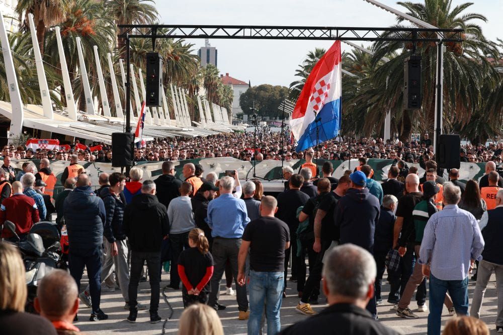 Fra Ivo predvodio molitvu na prosvjedu, Lekić: "Tražimo da puste našu braću što prije, ima nas još!"