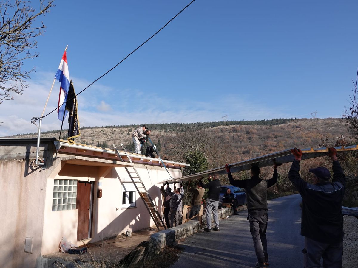 Udruga 115. brigade HV pomaže suborcu Ivanu Grbavcu: završen krov kao božićni dar