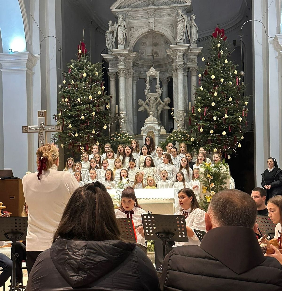 Božićna glazbena večer u Imotskom: Spoj generacija ispunio crkvu sv. Frane do posljednjeg mjesta