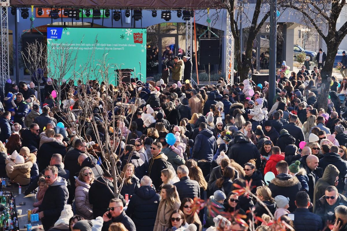 FOTO/VIDEO Djeca dočekala Novu godinu na prepunoj tržnici u Imotskom