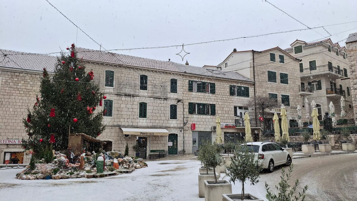 FOTO/VIDEO U Imotskom i Imotskoj krajini pada snijeg - bez zimske opreme ne krećite na put