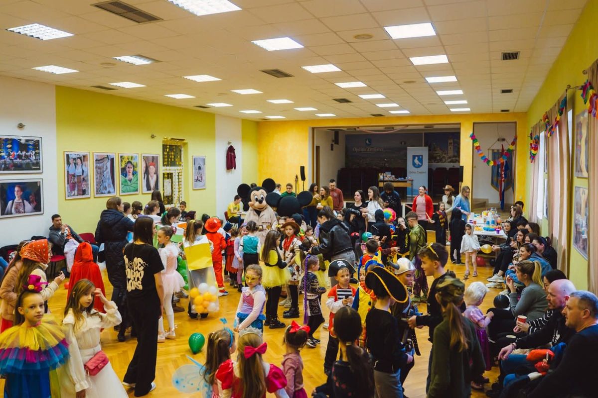 FOTO Dječji maskenbal u Zmijavcima okupio mnoštvo mališana i ispunio Dom kulture veseljem