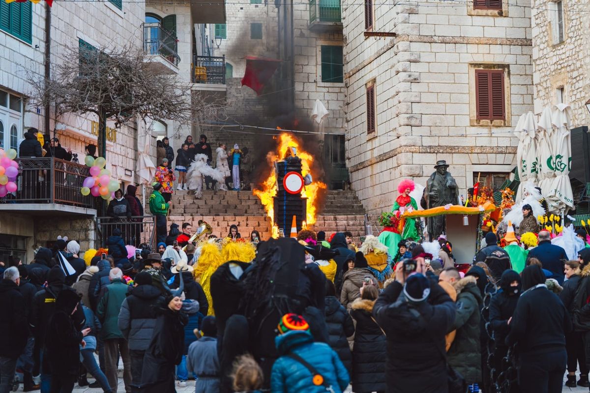 FOTO Bakova povorka oduševlila ručno izrađenim maskama - spaljen krnjeval