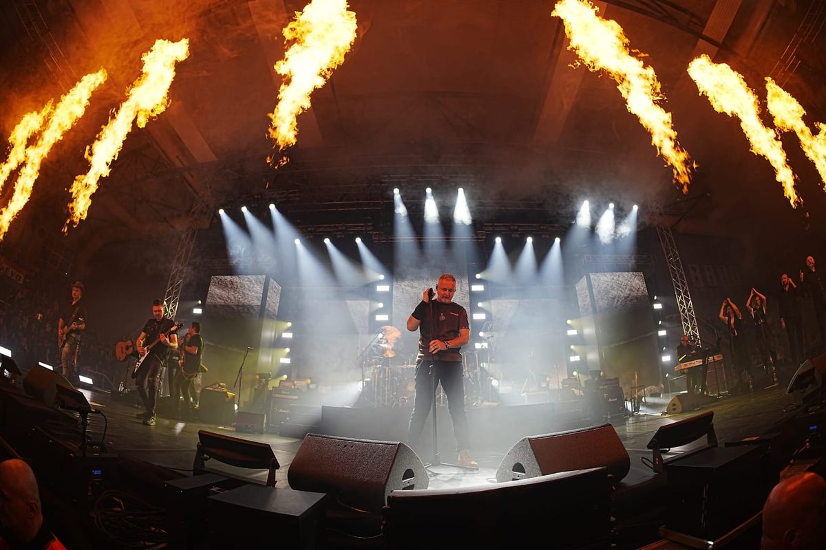 FOTO: Pecara gori, Thompson započeo koncert pred tisućama obožavatelja