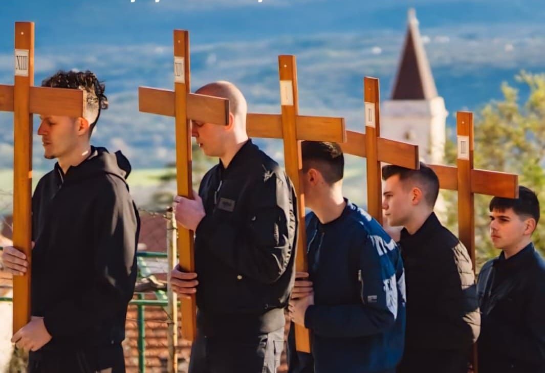 Mladi Imotske krajine na zajedničkom Putu križa: molitvena procesija od sv. Frane do Topane