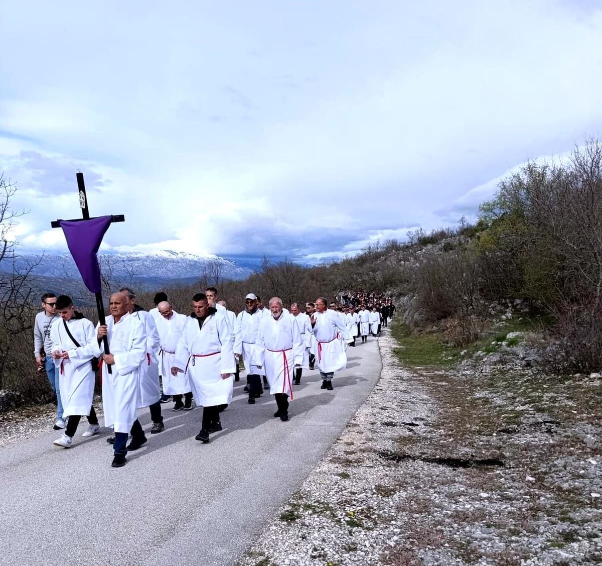 U Slivnu započeo najdulji put križa u Hrvatskoj - 27 kilometara vjere