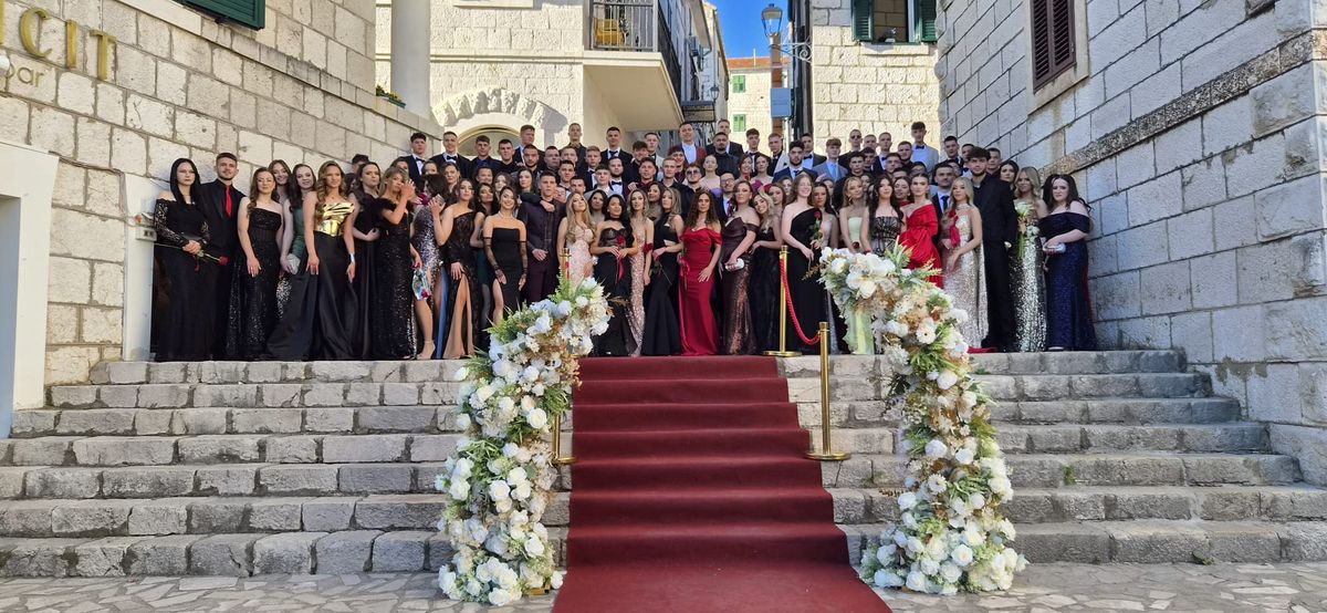 Povijesni trenutak za Imotski: maturanti prošetali poznatim skalinima uz čestitke gradonačelnika