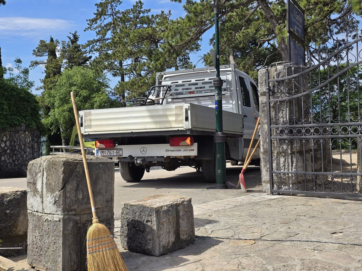 Komunalci započeli sanaciju kapije na ulazu u Modro jezero