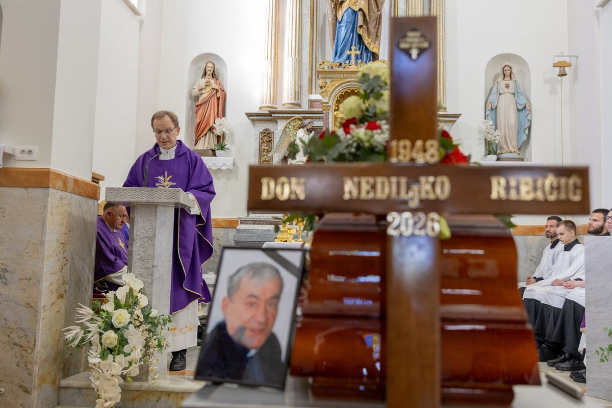 FOTO Oproštaj od omiljenog svećenika: don Nediljko Ribičić pokopan u Cisti Provo
