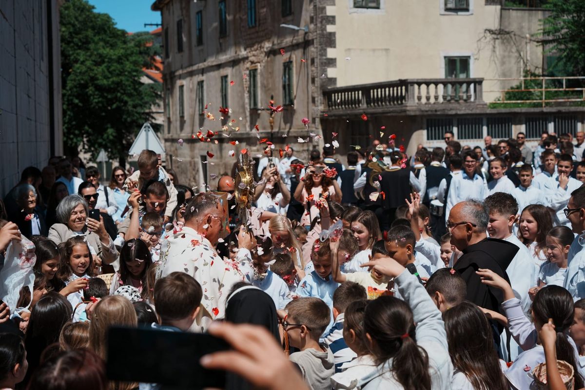 FOTO Imotske ulice preplavila tradicionalna procesija: Svečano obilježen blagdan Tijelova