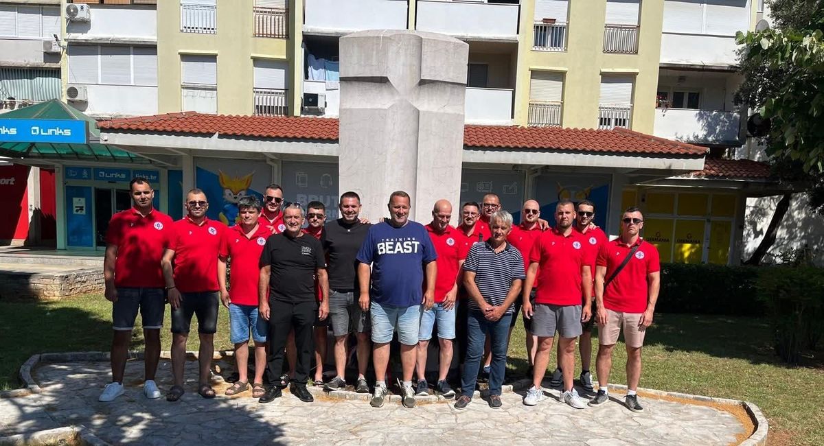 Počast braniteljima, utakmica za pamćenje i veliko druženje: Veterani NK Imotskog kod prijatelja u Zemuniku