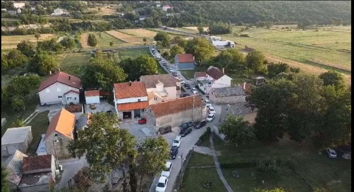 Pobuna mještana Jovića: "Ne možemo do svojih kuća, a pitamo se kako bi došli Hitna pomoć i vatrogasci"