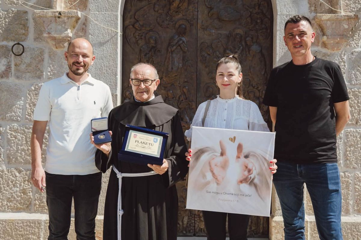 FOTO Zmijavci slave 50 godina svećeništva fra Frane Lace: uručena plaketa Općine i zlatni medaljon