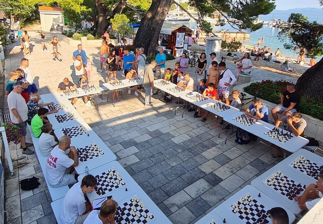 FOTO Nakon Modrog jezera Brela ugostila šahovski spektakl: Turist iz Gospića jedini pobijedio velemajstora Ivana Žaju