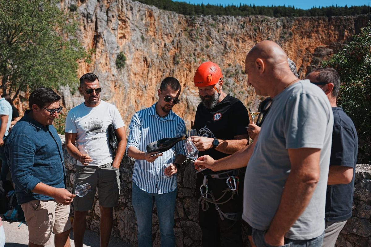 FOTO Imotska vina ponovno izvađena iz dubina Crvenog jezera: Kujundžuša i Trnjak nakon 14 mjeseci oduševili degustatore