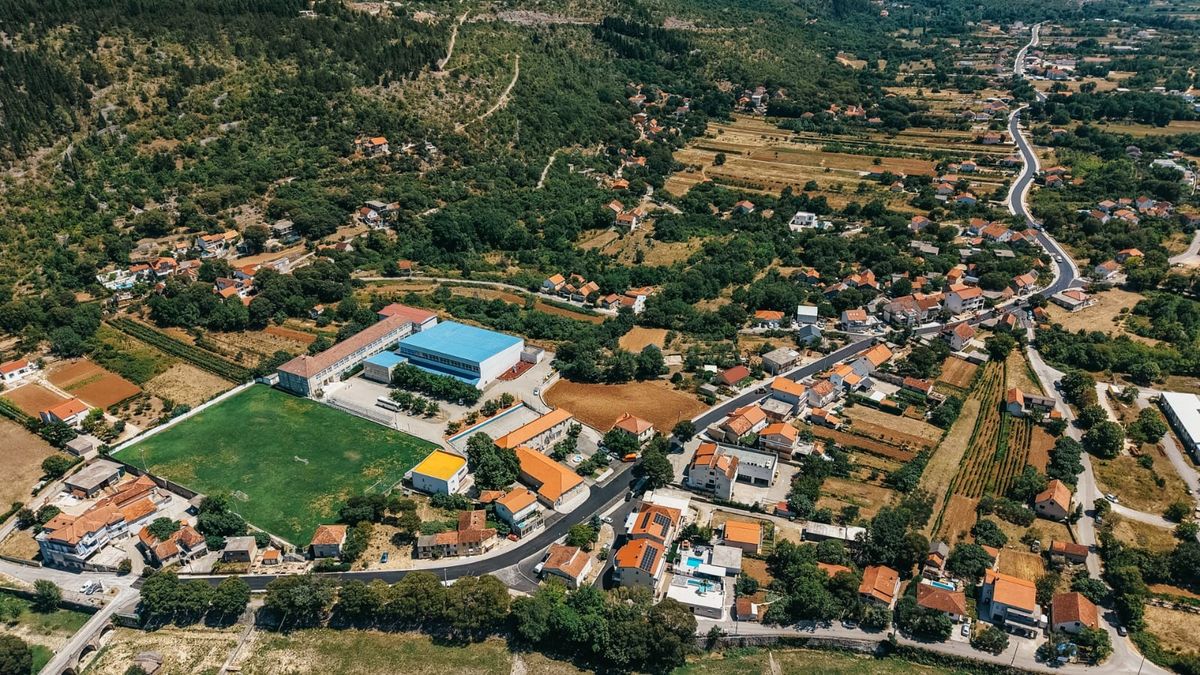 FOTO Završen završni sloj asfalta kroz centar Prološca: U planu i postavljanje kamera nakon puštanja ceste u promet