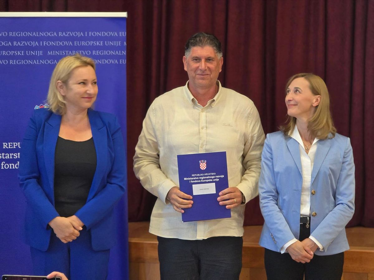Imotski dobio 34 tisuće eura za dječje igralište u krugu novog vrtića: Kolovrat potpisao ugovor s ministricom Mikuš Žigman