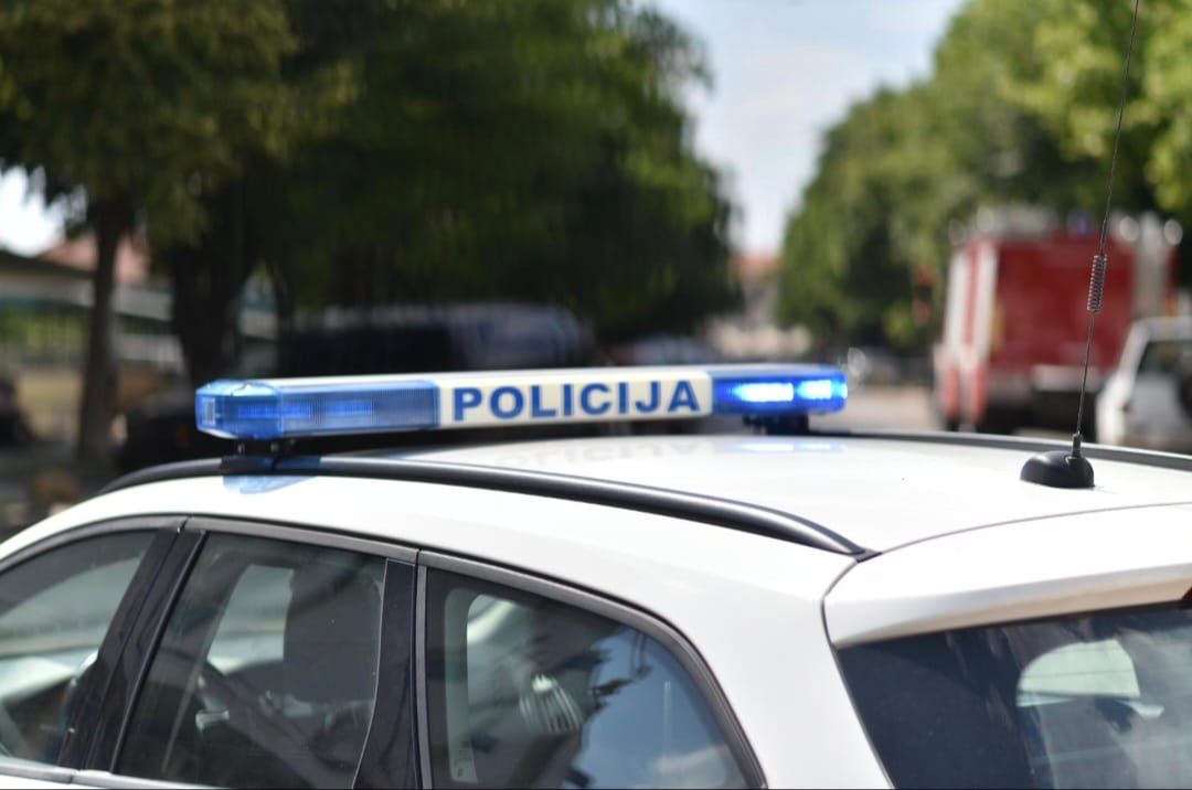 Proložac: Vozaču izmjereno 2,58 promila, vozio i pod zabranom, predan u zatvor